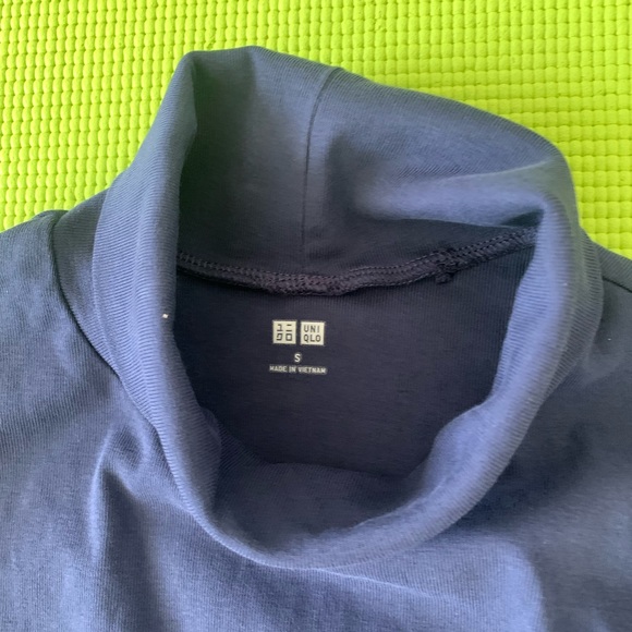 Uniqlo women turtle neck - Picture 2 of 2